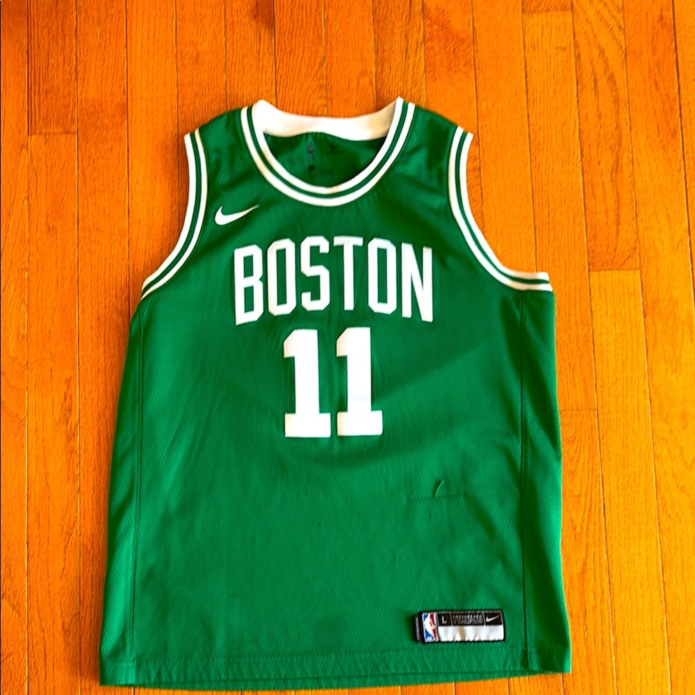 Boston Celtics youth Kyrie Irving jersey Good condition. Size L small snag (pic)